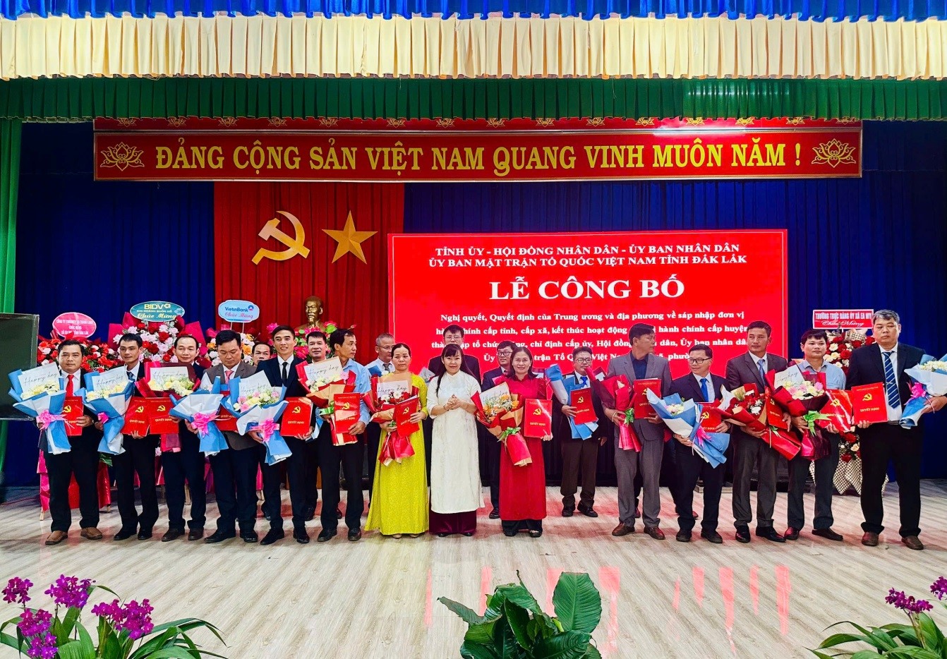 Lễ công bố các Nghị quyết, Quyết định về sáp nhập đơn vị hành chính, thành lập tổ chức đảng, chỉ định cấp ủy, HĐND, UBND, MTTQ các cấp tỉnh Đắk Lắk tại điểm cầu xã Ea Wy